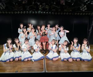 Minami Takahashi Instagram - 衣装はセンターを務めさせてもらった「唇にBe My Baby」の赤チェック衣装✨

何着か候補があったんだけど、これが1番AKB48感あるなーと選ばさせていただきました！懐かしいねー！！

何歳になってもAKBの衣装は着るとAKB48にしてくれる！！🥺
日頃トレーニングはしてるんだけど、この3週間くらいはこの衣装を着るイメージでコンディション整えてました😂
本番前のメイク中は自分の過去の写真を見ながらやんわり昔の自分に寄せていくというww
AKBプライド😂✨

楽しかったなー
みんな混ぜてくれてありがとう😊✨

あ！AKB48のTikTokで新曲「恋　詰んじゃった」を3代目総監督のみーおんと4代目総監督の倉野尾成美ちゃんと踊らせてもらったので、そちらもぜひチェックしてみて下さい✨

#AKB48劇場ありがとう
#AKB48劇場カウントダウン
#AKB48
#AKB48劇場