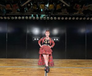 Minami Takahashi Instagram - 衣装はセンターを務めさせてもらった「唇にBe My Baby」の赤チェック衣装✨

何着か候補があったんだけど、これが1番AKB48感あるなーと選ばさせていただきました！懐かしいねー！！

何歳になってもAKBの衣装は着るとAKB48にしてくれる！！🥺
日頃トレーニングはしてるんだけど、この3週間くらいはこの衣装を着るイメージでコンディション整えてました😂
本番前のメイク中は自分の過去の写真を見ながらやんわり昔の自分に寄せていくというww
AKBプライド😂✨

楽しかったなー
みんな混ぜてくれてありがとう😊✨

あ！AKB48のTikTokで新曲「恋　詰んじゃった」を3代目総監督のみーおんと4代目総監督の倉野尾成美ちゃんと踊らせてもらったので、そちらもぜひチェックしてみて下さい✨

#AKB48劇場ありがとう
#AKB48劇場カウントダウン
#AKB48
#AKB48劇場