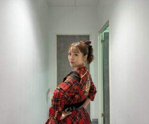 Minami Takahashi Instagram - 衣装はセンターを務めさせてもらった「唇にBe My Baby」の赤チェック衣装✨

何着か候補があったんだけど、これが1番AKB48感あるなーと選ばさせていただきました！懐かしいねー！！

何歳になってもAKBの衣装は着るとAKB48にしてくれる！！🥺
日頃トレーニングはしてるんだけど、この3週間くらいはこの衣装を着るイメージでコンディション整えてました😂
本番前のメイク中は自分の過去の写真を見ながらやんわり昔の自分に寄せていくというww
AKBプライド😂✨

楽しかったなー
みんな混ぜてくれてありがとう😊✨

あ！AKB48のTikTokで新曲「恋　詰んじゃった」を3代目総監督のみーおんと4代目総監督の倉野尾成美ちゃんと踊らせてもらったので、そちらもぜひチェックしてみて下さい✨

#AKB48劇場ありがとう
#AKB48劇場カウントダウン
#AKB48
#AKB48劇場