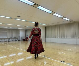 Minami Takahashi Instagram - 衣装はセンターを務めさせてもらった「唇にBe My Baby」の赤チェック衣装✨

何着か候補があったんだけど、これが1番AKB48感あるなーと選ばさせていただきました！懐かしいねー！！

何歳になってもAKBの衣装は着るとAKB48にしてくれる！！🥺
日頃トレーニングはしてるんだけど、この3週間くらいはこの衣装を着るイメージでコンディション整えてました😂
本番前のメイク中は自分の過去の写真を見ながらやんわり昔の自分に寄せていくというww
AKBプライド😂✨

楽しかったなー
みんな混ぜてくれてありがとう😊✨

あ！AKB48のTikTokで新曲「恋　詰んじゃった」を3代目総監督のみーおんと4代目総監督の倉野尾成美ちゃんと踊らせてもらったので、そちらもぜひチェックしてみて下さい✨

#AKB48劇場ありがとう
#AKB48劇場カウントダウン
#AKB48
#AKB48劇場