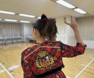 Minami Takahashi Instagram - 衣装はセンターを務めさせてもらった「唇にBe My Baby」の赤チェック衣装✨

何着か候補があったんだけど、これが1番AKB48感あるなーと選ばさせていただきました！懐かしいねー！！

何歳になってもAKBの衣装は着るとAKB48にしてくれる！！🥺
日頃トレーニングはしてるんだけど、この3週間くらいはこの衣装を着るイメージでコンディション整えてました😂
本番前のメイク中は自分の過去の写真を見ながらやんわり昔の自分に寄せていくというww
AKBプライド😂✨

楽しかったなー
みんな混ぜてくれてありがとう😊✨

あ！AKB48のTikTokで新曲「恋　詰んじゃった」を3代目総監督のみーおんと4代目総監督の倉野尾成美ちゃんと踊らせてもらったので、そちらもぜひチェックしてみて下さい✨

#AKB48劇場ありがとう
#AKB48劇場カウントダウン
#AKB48
#AKB48劇場