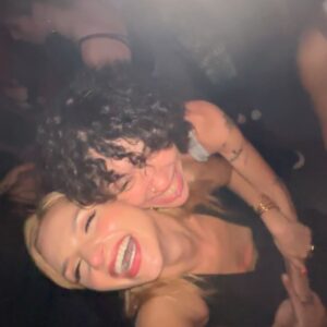 Mirela Balić Instagram - Cumpliendo años y cumpliendo sueños. 💭
Si a la Mirela de hace diez años le hubiera contado que en otros tantos estaría cumpliendo años en un rodaje tan bonito como el que estamos viviendo y luego poder celebrarlo rodeada de sus amigos de toda la vida, 
no se lo hubiera creído. 
No puedo ser más afortunada. Que bendición estar viva. Rodeada de personas tan conscientes de estarlo, capaces de exprimir cada detalle de la existencia y encima ser de los que dejan huella. Qué bendición. 
Estoy llena de amor. ❤️