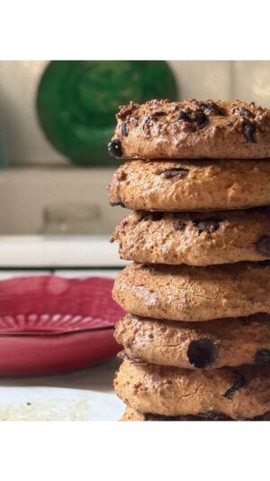 Miri Pérez-Cabrero Instagram - Cookie gigante sin harinas ni azúcar ni lactosa ni gluten!!!!!! La vais a amaaaaar el sabor es top!!!!! Mojada en un poquito de leche.. mmmmmm 💕💕💕💕💕
.
I N G R E D I E N T E S:
⚡️1 huevo
⚡️1 cda crema cacahuete 
⚡️1 cda eritritol
⚡️1 cda aroma vainilla 
⚡️6 cdas harina almendras 
⚡️pizca de sal 
.
1️⃣mezclamos todos los ingredientes y formamos nuestra galleta. Le añadimos la sal por encima y horneamos a 180º unos 20 mins! Listo!!!!!!!!!!!🌱🌱🌱🧚‍♀️🧚‍♀️🧚‍♀️🧚‍♀️🧚‍♀️🧚‍♀️🩵 
.
Feliz noche!!!!!!!!🙌
#mirisrecipes #healthy #receta #saludable #recetassanas #recetasfaciles #recetas #cookie #healthycookie #recetascaseras #recetassaludables #recetasfit
