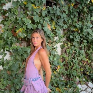 Miri Pérez-Cabrero Instagram - Mi lista de cosas que me han hecho sentirme feliz esta semana 💕
1) poder dormir en una cama cuando estoy cansada 
2) lo verde que está el jardín!!!!! y poder hacerme fotos delante de una hiedra tan bonita 😂 
3) papá pintando mi cara 
4) mamá y papá juntos (  de 20 años que no pasaba esto❤️‍🩹)
5) mi vestido lila 🫦 y que mis padres me apoyen siempre en mi manera de vestir y expresarme sin decir ná 
6) ponerle una piedra pintada a mi Abu que está en el cielo 
7) despertarme sin alarma!!!!!! 
8) las tortillas de papayas express que hace mamá 🩵
9) meditación Kundalini con el jefe 
10) Hugo my best friend forever ✨ no pasan los años que nuestro hilo rojo no se romperá jamás 🧶
#diary #ibiza #summer