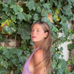 Miri Pérez-Cabrero Instagram - Mi lista de cosas que me han hecho sentirme feliz esta semana 💕
1) poder dormir en una cama cuando estoy cansada 
2) lo verde que está el jardín!!!!! y poder hacerme fotos delante de una hiedra tan bonita 😂 
3) papá pintando mi cara 
4) mamá y papá juntos (  de 20 años que no pasaba esto❤️‍🩹)
5) mi vestido lila 🫦 y que mis padres me apoyen siempre en mi manera de vestir y expresarme sin decir ná 
6) ponerle una piedra pintada a mi Abu que está en el cielo 
7) despertarme sin alarma!!!!!! 
8) las tortillas de papayas express que hace mamá 🩵
9) meditación Kundalini con el jefe 
10) Hugo my best friend forever ✨ no pasan los años que nuestro hilo rojo no se romperá jamás 🧶
#diary #ibiza #summer