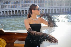 Miriam Leone Instagram - Venezia è sempre un sogno ad occhi aperti …
Look @fendi 
Jewels @bvlgari 
#venezia81 
#biennale 
#ad
