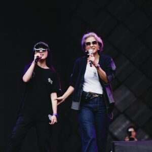 Miriam Yeung Chin-Wah Instagram - Thank you so much Lam &Sally 💜
Thank you for everything 💜
I love u Lam and Sally 🎶🎵