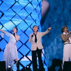 Miriam Yeung Chin-Wah Instagram - Thank you so much Lam &Sally 💜
Thank you for everything 💜
I love u Lam and Sally 🎶🎵