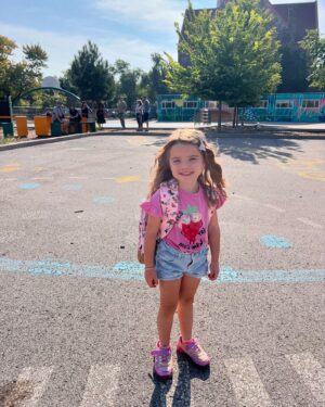 Mirianne Brûlé Instagram - Je peux pas croire qu’on est rendus là. 
Tellement fière 🥲 
Ben oui j’ai versé des larmes. 
Elle avait si hâte. 
Elle sera merveilleuse. 
Bonne route ❤️

#daughter #firstdayofschool #maternelle #5ans #momlife