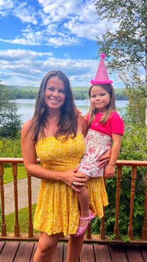 Mirianne Brûlé Instagram - 5 ans pour ma peanut 🌸❤️

Un weekend de fête tout en douceur. Apprécier les petites choses de la vie au chalet, cueillir des tomates dans le jardin de grand-maman et les manger , apprendre à pêcher avec  grand-papa, jouer dans l’eau avec maman.  De voir ton sourire et t’entendre me dire « c’est beau la vie maman » me remplit de bonheur. 

@manzurleo Sé que es difícil estar tan lejos, pronto podrás abrazarla. gracias por este maravilloso rayo de sol que cambió mi vida por completo hace 5 años. 
Todo para ella 🙏💫

#5ans #daughter #familytime #love #birthday
