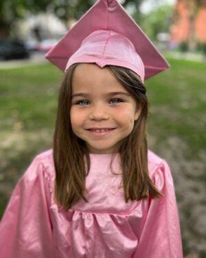 Mirianne Brûlé Instagram - Graduation de garderie. Voyons donc que cette petite face-là va rentrer à la maternelle dans 2 semaines. J’ai peine à y croire. Aujourd’hui j’ai visité son école de grande. Que ça passe vite. Papa et maman sommes si fiers de toi  belle Camila. 🥰 

#daycaregraduate #2024 #daughter #proud  #momlife