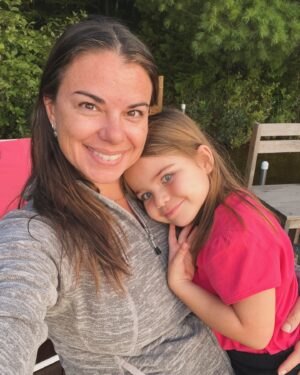 Mirianne Brûlé Instagram - Les différentes mimis du samedi 😜

Quelle semaine! Fête de ma fille au chalet , fin de garderie, rentrée à la maternelle progressive, tournage-montage de plusieurs contenus publicitaires , tournage des Tricheurs( journée de 12h) . Et aujourd’hui party de fête d’amis( ça devait être dehors mais il annonce de la pluie 😭) À toutes les mamans ou papas  solo qui essayent de trouver leur équilibre, 
maman( papa) -femme( homme) -travail… je vous feel. Quelle aventure! Et je sais j’en ai juste une. Mais quelle importance d’être bien entourée et de pouvoir compter sur les amis et la famille. 🙏

Bon long weekend à tous ❤️ 

#mimidusamedi #femme #maman #actrice