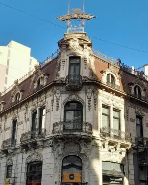 Mirta Wons Instagram - Rosario siempre estuvo tan cerca
.
Amo esta ciudad. También de furia y amor
.
@perdida.mente.ok explota en el @teatro_astengo , tomo un café necesario en @barelcairo , saco fotos nuevas cada vez que vengo y esta vez no llegué al Monumento a la Bandera. El día no ayudó y mi garganta tampoco
.
Hoy Piluso hubiera cumplido 90 años
.
Y Fito. Baglietto. Messi. Tremenda cuna de grandes
.

Amo Rosario. Me encanta repetirlo
.
.
.
#perdidamente #teatro  #teatroastengorosario #rosario #rosariosienpreestuvocerca #Fontanarrosa #olmedo