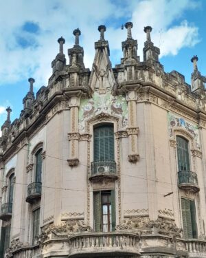 Mirta Wons Instagram - Rosario siempre estuvo tan cerca
.
Amo esta ciudad. También de furia y amor
.
@perdida.mente.ok explota en el @teatro_astengo , tomo un café necesario en @barelcairo , saco fotos nuevas cada vez que vengo y esta vez no llegué al Monumento a la Bandera. El día no ayudó y mi garganta tampoco
.
Hoy Piluso hubiera cumplido 90 años
.
Y Fito. Baglietto. Messi. Tremenda cuna de grandes
.

Amo Rosario. Me encanta repetirlo
.
.
.
#perdidamente #teatro  #teatroastengorosario #rosario #rosariosienpreestuvocerca #Fontanarrosa #olmedo