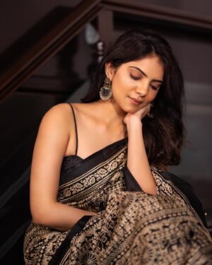 Misha Narang Instagram - 🖤🖤

📸 : @chinthuu_klicks 

#portrait #photography #pictureoftheday #instadaily #instagood #saree #vibe #mishanarang
