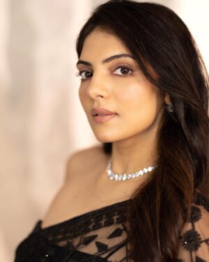 Misha Narang Instagram - 🖤🖤

📸: @chinthuu_klicks 

#portrait #instagood #instadaily #pictureperfect #vibes #explore #mishanarang #desigirl
