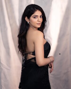 Misha Narang Instagram - 🖤🖤

📸: @chinthuu_klicks 

#pictureoftheday #portraitphotography #portrait #photoshoot #instagood #instadaily #explore #saree #traditional #mishanarang