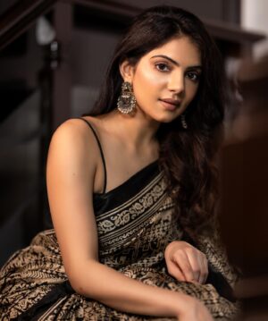 Misha Narang Instagram - Rabba mainu ki ho gya ✨

📸: @chinthuu_klicks 

#photoshoot #pictureoftheday #saree #portraitphotography #portrait #instagood #instadaily #mishanarang