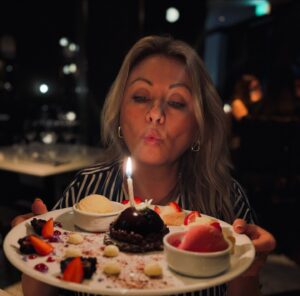 Mitsou Gélinas Instagram - Mon année “Studio 54” commence à l’instant 🎉 J’accepte toutes les invitations pour danser sous les boules disco, mais pour débuter, je me régalerai de cette boule de chocolat !