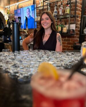 Mitsou Gélinas Instagram - De retour à Québec dans un endroit qui m’était inconnu, rue Sainte-Anne dans l’hôtel du même nom. J’y ai retrouvé Julie Poirier qui est nouvellement directrice générale. 

On dit que tout est dans les détails: l’accueil avec un sosie de mon chien Marlo sur un mot de bienvenue dans ma chambre, la créativité dans les plats du @restaurant.murmur doublé d’un service plus que chaleureux. Que demander de plus? Des feux d’artifice? Les photos parlent d’elles mêmes!