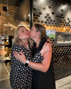 Mitsou Gélinas Instagram - De retour à Québec dans un endroit qui m’était inconnu, rue Sainte-Anne dans l’hôtel du même nom. J’y ai retrouvé Julie Poirier qui est nouvellement directrice générale. 

On dit que tout est dans les détails: l’accueil avec un sosie de mon chien Marlo sur un mot de bienvenue dans ma chambre, la créativité dans les plats du @restaurant.murmur doublé d’un service plus que chaleureux. Que demander de plus? Des feux d’artifice? Les photos parlent d’elles mêmes!