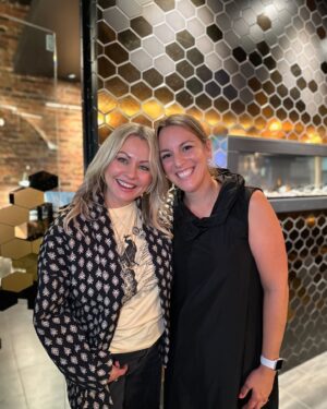 Mitsou Gélinas Instagram - De retour à Québec dans un endroit qui m’était inconnu, rue Sainte-Anne dans l’hôtel du même nom. J’y ai retrouvé Julie Poirier qui est nouvellement directrice générale. 

On dit que tout est dans les détails: l’accueil avec un sosie de mon chien Marlo sur un mot de bienvenue dans ma chambre, la créativité dans les plats du @restaurant.murmur doublé d’un service plus que chaleureux. Que demander de plus? Des feux d’artifice? Les photos parlent d’elles mêmes!