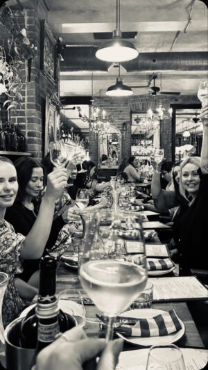 Mitsou Gélinas Instagram - Je commence ma résidence au #Studio54 avec les bêtes de créativité adorées 💚 merci à mes sœurs pour l’organisation, mes filles pour l’amour et @sophielambertstory pour les images!