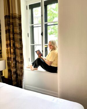 Mitsou Gélinas Instagram - De retour à Québec dans un endroit qui m’était inconnu, rue Sainte-Anne dans l’hôtel du même nom. J’y ai retrouvé Julie Poirier qui est nouvellement directrice générale. 

On dit que tout est dans les détails: l’accueil avec un sosie de mon chien Marlo sur un mot de bienvenue dans ma chambre, la créativité dans les plats du @restaurant.murmur doublé d’un service plus que chaleureux. Que demander de plus? Des feux d’artifice? Les photos parlent d’elles mêmes!