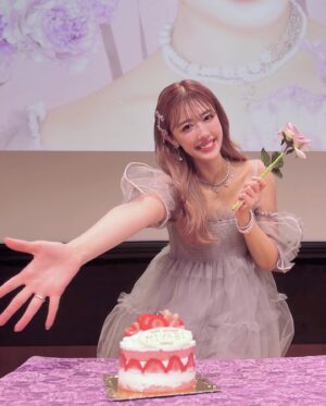 Miyabi Natsuyaki Instagram - 𝑚𝑦 𝑏𝑖𝑟𝑡ℎ𝑑𝑎𝑦🎂🍒

今日お誕生日を迎えました💕
いつも応援してくれてるみなさん
ありがとうございます🫶🏻

バースデー当日にイベントが
できて幸せでした💜✨
直接お祝いしに会いに来てくれたみんな
ありがとう💓

イベントの内容が個人的には
めちゃくちゃ面白くて
考えてくださった啓太さんに感謝です🥹
MCも含めありがとうございました✨
つんっ♡🤣🤣
@jjgd_keita 

皆さま今後とも応援
よろしくお願いします💜