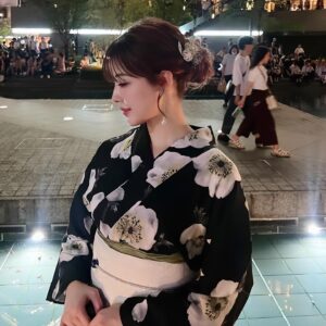 Miyabi Natsuyaki Instagram - 今年も浴衣着れました♡
写真迷いすぎて角度違いで
同じようなのいっぱい😂😂
大好きな夏が終わっちゃうの
さみしい〜🌻💦

8月25日にはバースデーイベントが
あるので今月の楽しみがまだ残ってる♡
みんなに会えるのが
今から楽しみすぎます🙈🩷

当日券も出せることになったので
ぜひスケジュールが合えばお祝いしに
会いに来てくれたらうれしいです🥹💕

公演日時: 2024年8月25日（日）
場所: 渋谷シダックスカルチャーホール（東京）
【公演番号01】12：30開場／13：00開演
【公演番号02】15：00開場／15：30開演
【公演番号03】17：30開場／18：00開演
3公演行います👐🏻

🍒会場アクセス🍒
各線「渋谷駅」から徒歩5分

【販売開始時間】
開場時間より入場口にて販売致します🎟️
お待ちしてます💕💕