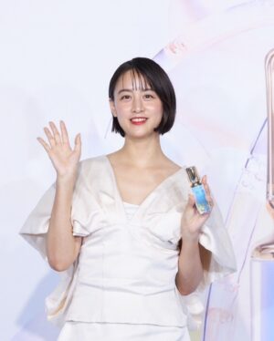 Mizuki Yamamoto Instagram - ⋆⸜☾⸝‍⋆

新ル・セラムPOP UPイベント「究極の一滴がいざなう物語」へ。

昨年もル・セラムのイベントにお邪魔させて頂いたのですが、4年ぶりのリニューアルとのことで、さらに美しい空間へと進化しておりました。

実際に商品を試させて頂いたのですが、なじませた時の浸透感に驚かされました。

新ル・セラムのリリーの香りがとっても良い匂いで、それを表現した大きな百合のオブジェが素敵でした。
会場も、品のあるリリーの香りで満たされていて、とても癒されます。

新ル・セラムは、9月1日からの発売です。

そして、POP UPイベントは、ヨドバシJ6ビルで9月3日から13日まで開催中です。

皆様、是非。

#PR #ルセラム #クレドポーポーテ #究極の一滴
#本物を知る肌に

@cledepeaubeaute