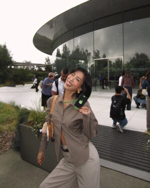 Molly Chiang Instagram - This is my third time attending an Apple event. Even though I‘ve been here three times, I still feel excited every time. Each year, I am as thrilled as I was the first time. Apple is not just a tech product for me; it symbolizes a lifestyle. My emotional connection to the brand reflects how some brands have evolved into cultural phenomena beyond mere commerce. 💜🤎🫶🏾🦄 Thank you @apple for having me 🙌🏾#Apple 
-
第三次來到蘋果發表會
雖說來了三次但真的每次心情都還是很激動
每一年也都還是像第一次那樣興奮
尤其進入Apple Park 那個氛圍好像進到迪士尼一樣🤣
所有員工都跟你開心打招呼揮手

如果你問我為什麼十幾年忠於Apple？
講直白就是我很吃Apple這一套吧😌
我就是很喜歡這個品牌呈現的氛圍
Apple對我來說已經不只是生活使用的一個科技產品
也是一種生活方式的象徵
就是對這個品牌有了很長時間情感上的連結

這次Apple發表會一口氣好多新品
光是顏色方面就讓人措手不及
其實還有很多我覺得很驚艷的功能
但更多細節就等過幾天好好拍成開箱影片
再跟大家好好分享
所以大家記得持續鎖定
JC出現了
但莉莉銷售員還在後頭等著登場😏

然後我快要被三位死會的男子笑死
這趟話題就是：
另一半跟誰、或什麼東西掉進海裡
你要先救誰？
然後慫恿大家送新手機🤣😂

最後發問時間！！！
看完發表會 我的分享
你們希望我iPhone 16 跟iPhone 16 Pro
之後幫大家開箱什麼顏色？
還有希望我耳機開箱什麼色？
請許願😜