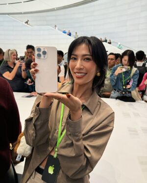 Molly Chiang Instagram - This is my third time attending an Apple event. Even though I‘ve been here three times, I still feel excited every time. Each year, I am as thrilled as I was the first time. Apple is not just a tech product for me; it symbolizes a lifestyle. My emotional connection to the brand reflects how some brands have evolved into cultural phenomena beyond mere commerce. 💜🤎🫶🏾🦄 Thank you @apple for having me 🙌🏾#Apple 
-
第三次來到蘋果發表會
雖說來了三次但真的每次心情都還是很激動
每一年也都還是像第一次那樣興奮
尤其進入Apple Park 那個氛圍好像進到迪士尼一樣🤣
所有員工都跟你開心打招呼揮手

如果你問我為什麼十幾年忠於Apple？
講直白就是我很吃Apple這一套吧😌
我就是很喜歡這個品牌呈現的氛圍
Apple對我來說已經不只是生活使用的一個科技產品
也是一種生活方式的象徵
就是對這個品牌有了很長時間情感上的連結

這次Apple發表會一口氣好多新品
光是顏色方面就讓人措手不及
其實還有很多我覺得很驚艷的功能
但更多細節就等過幾天好好拍成開箱影片
再跟大家好好分享
所以大家記得持續鎖定
JC出現了
但莉莉銷售員還在後頭等著登場😏

然後我快要被三位死會的男子笑死
這趟話題就是：
另一半跟誰、或什麼東西掉進海裡
你要先救誰？
然後慫恿大家送新手機🤣😂

最後發問時間！！！
看完發表會 我的分享
你們希望我iPhone 16 跟iPhone 16 Pro
之後幫大家開箱什麼顏色？
還有希望我耳機開箱什麼色？
請許願😜