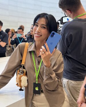 Molly Chiang Instagram - This is my third time attending an Apple event. Even though I‘ve been here three times, I still feel excited every time. Each year, I am as thrilled as I was the first time. Apple is not just a tech product for me; it symbolizes a lifestyle. My emotional connection to the brand reflects how some brands have evolved into cultural phenomena beyond mere commerce. 💜🤎🫶🏾🦄 Thank you @apple for having me 🙌🏾#Apple 
-
第三次來到蘋果發表會
雖說來了三次但真的每次心情都還是很激動
每一年也都還是像第一次那樣興奮
尤其進入Apple Park 那個氛圍好像進到迪士尼一樣🤣
所有員工都跟你開心打招呼揮手

如果你問我為什麼十幾年忠於Apple？
講直白就是我很吃Apple這一套吧😌
我就是很喜歡這個品牌呈現的氛圍
Apple對我來說已經不只是生活使用的一個科技產品
也是一種生活方式的象徵
就是對這個品牌有了很長時間情感上的連結

這次Apple發表會一口氣好多新品
光是顏色方面就讓人措手不及
其實還有很多我覺得很驚艷的功能
但更多細節就等過幾天好好拍成開箱影片
再跟大家好好分享
所以大家記得持續鎖定
JC出現了
但莉莉銷售員還在後頭等著登場😏

然後我快要被三位死會的男子笑死
這趟話題就是：
另一半跟誰、或什麼東西掉進海裡
你要先救誰？
然後慫恿大家送新手機🤣😂

最後發問時間！！！
看完發表會 我的分享
你們希望我iPhone 16 跟iPhone 16 Pro
之後幫大家開箱什麼顏色？
還有希望我耳機開箱什麼色？
請許願😜