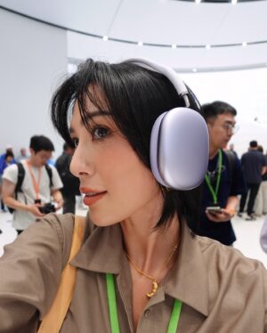 Molly Chiang Instagram - This is my third time attending an Apple event. Even though I‘ve been here three times, I still feel excited every time. Each year, I am as thrilled as I was the first time. Apple is not just a tech product for me; it symbolizes a lifestyle. My emotional connection to the brand reflects how some brands have evolved into cultural phenomena beyond mere commerce. 💜🤎🫶🏾🦄 Thank you @apple for having me 🙌🏾#Apple 
-
第三次來到蘋果發表會
雖說來了三次但真的每次心情都還是很激動
每一年也都還是像第一次那樣興奮
尤其進入Apple Park 那個氛圍好像進到迪士尼一樣🤣
所有員工都跟你開心打招呼揮手

如果你問我為什麼十幾年忠於Apple？
講直白就是我很吃Apple這一套吧😌
我就是很喜歡這個品牌呈現的氛圍
Apple對我來說已經不只是生活使用的一個科技產品
也是一種生活方式的象徵
就是對這個品牌有了很長時間情感上的連結

這次Apple發表會一口氣好多新品
光是顏色方面就讓人措手不及
其實還有很多我覺得很驚艷的功能
但更多細節就等過幾天好好拍成開箱影片
再跟大家好好分享
所以大家記得持續鎖定
JC出現了
但莉莉銷售員還在後頭等著登場😏

然後我快要被三位死會的男子笑死
這趟話題就是：
另一半跟誰、或什麼東西掉進海裡
你要先救誰？
然後慫恿大家送新手機🤣😂

最後發問時間！！！
看完發表會 我的分享
你們希望我iPhone 16 跟iPhone 16 Pro
之後幫大家開箱什麼顏色？
還有希望我耳機開箱什麼色？
請許願😜