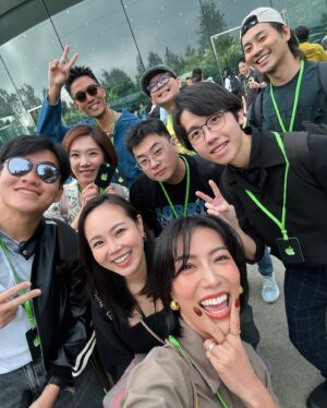Molly Chiang Instagram - This is my third time attending an Apple event. Even though I‘ve been here three times, I still feel excited every time. Each year, I am as thrilled as I was the first time. Apple is not just a tech product for me; it symbolizes a lifestyle. My emotional connection to the brand reflects how some brands have evolved into cultural phenomena beyond mere commerce. 💜🤎🫶🏾🦄 Thank you @apple for having me 🙌🏾#Apple 
-
第三次來到蘋果發表會
雖說來了三次但真的每次心情都還是很激動
每一年也都還是像第一次那樣興奮
尤其進入Apple Park 那個氛圍好像進到迪士尼一樣🤣
所有員工都跟你開心打招呼揮手

如果你問我為什麼十幾年忠於Apple？
講直白就是我很吃Apple這一套吧😌
我就是很喜歡這個品牌呈現的氛圍
Apple對我來說已經不只是生活使用的一個科技產品
也是一種生活方式的象徵
就是對這個品牌有了很長時間情感上的連結

這次Apple發表會一口氣好多新品
光是顏色方面就讓人措手不及
其實還有很多我覺得很驚艷的功能
但更多細節就等過幾天好好拍成開箱影片
再跟大家好好分享
所以大家記得持續鎖定
JC出現了
但莉莉銷售員還在後頭等著登場😏

然後我快要被三位死會的男子笑死
這趟話題就是：
另一半跟誰、或什麼東西掉進海裡
你要先救誰？
然後慫恿大家送新手機🤣😂

最後發問時間！！！
看完發表會 我的分享
你們希望我iPhone 16 跟iPhone 16 Pro
之後幫大家開箱什麼顏色？
還有希望我耳機開箱什麼色？
請許願😜