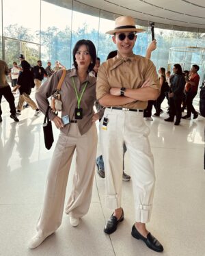 Molly Chiang Instagram - This is my third time attending an Apple event. Even though I‘ve been here three times, I still feel excited every time. Each year, I am as thrilled as I was the first time. Apple is not just a tech product for me; it symbolizes a lifestyle. My emotional connection to the brand reflects how some brands have evolved into cultural phenomena beyond mere commerce. 💜🤎🫶🏾🦄 Thank you @apple for having me 🙌🏾#Apple 
-
第三次來到蘋果發表會
雖說來了三次但真的每次心情都還是很激動
每一年也都還是像第一次那樣興奮
尤其進入Apple Park 那個氛圍好像進到迪士尼一樣🤣
所有員工都跟你開心打招呼揮手

如果你問我為什麼十幾年忠於Apple？
講直白就是我很吃Apple這一套吧😌
我就是很喜歡這個品牌呈現的氛圍
Apple對我來說已經不只是生活使用的一個科技產品
也是一種生活方式的象徵
就是對這個品牌有了很長時間情感上的連結

這次Apple發表會一口氣好多新品
光是顏色方面就讓人措手不及
其實還有很多我覺得很驚艷的功能
但更多細節就等過幾天好好拍成開箱影片
再跟大家好好分享
所以大家記得持續鎖定
JC出現了
但莉莉銷售員還在後頭等著登場😏

然後我快要被三位死會的男子笑死
這趟話題就是：
另一半跟誰、或什麼東西掉進海裡
你要先救誰？
然後慫恿大家送新手機🤣😂

最後發問時間！！！
看完發表會 我的分享
你們希望我iPhone 16 跟iPhone 16 Pro
之後幫大家開箱什麼顏色？
還有希望我耳機開箱什麼色？
請許願😜