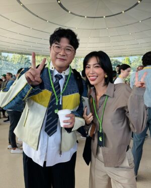 Molly Chiang Instagram - This is my third time attending an Apple event. Even though I‘ve been here three times, I still feel excited every time. Each year, I am as thrilled as I was the first time. Apple is not just a tech product for me; it symbolizes a lifestyle. My emotional connection to the brand reflects how some brands have evolved into cultural phenomena beyond mere commerce. 💜🤎🫶🏾🦄 Thank you @apple for having me 🙌🏾#Apple 
-
第三次來到蘋果發表會
雖說來了三次但真的每次心情都還是很激動
每一年也都還是像第一次那樣興奮
尤其進入Apple Park 那個氛圍好像進到迪士尼一樣🤣
所有員工都跟你開心打招呼揮手

如果你問我為什麼十幾年忠於Apple？
講直白就是我很吃Apple這一套吧😌
我就是很喜歡這個品牌呈現的氛圍
Apple對我來說已經不只是生活使用的一個科技產品
也是一種生活方式的象徵
就是對這個品牌有了很長時間情感上的連結

這次Apple發表會一口氣好多新品
光是顏色方面就讓人措手不及
其實還有很多我覺得很驚艷的功能
但更多細節就等過幾天好好拍成開箱影片
再跟大家好好分享
所以大家記得持續鎖定
JC出現了
但莉莉銷售員還在後頭等著登場😏

然後我快要被三位死會的男子笑死
這趟話題就是：
另一半跟誰、或什麼東西掉進海裡
你要先救誰？
然後慫恿大家送新手機🤣😂

最後發問時間！！！
看完發表會 我的分享
你們希望我iPhone 16 跟iPhone 16 Pro
之後幫大家開箱什麼顏色？
還有希望我耳機開箱什麼色？
請許願😜