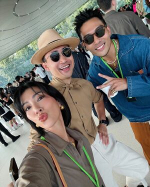 Molly Chiang Instagram - This is my third time attending an Apple event. Even though I‘ve been here three times, I still feel excited every time. Each year, I am as thrilled as I was the first time. Apple is not just a tech product for me; it symbolizes a lifestyle. My emotional connection to the brand reflects how some brands have evolved into cultural phenomena beyond mere commerce. 💜🤎🫶🏾🦄 Thank you @apple for having me 🙌🏾#Apple 
-
第三次來到蘋果發表會
雖說來了三次但真的每次心情都還是很激動
每一年也都還是像第一次那樣興奮
尤其進入Apple Park 那個氛圍好像進到迪士尼一樣🤣
所有員工都跟你開心打招呼揮手

如果你問我為什麼十幾年忠於Apple？
講直白就是我很吃Apple這一套吧😌
我就是很喜歡這個品牌呈現的氛圍
Apple對我來說已經不只是生活使用的一個科技產品
也是一種生活方式的象徵
就是對這個品牌有了很長時間情感上的連結

這次Apple發表會一口氣好多新品
光是顏色方面就讓人措手不及
其實還有很多我覺得很驚艷的功能
但更多細節就等過幾天好好拍成開箱影片
再跟大家好好分享
所以大家記得持續鎖定
JC出現了
但莉莉銷售員還在後頭等著登場😏

然後我快要被三位死會的男子笑死
這趟話題就是：
另一半跟誰、或什麼東西掉進海裡
你要先救誰？
然後慫恿大家送新手機🤣😂

最後發問時間！！！
看完發表會 我的分享
你們希望我iPhone 16 跟iPhone 16 Pro
之後幫大家開箱什麼顏色？
還有希望我耳機開箱什麼色？
請許願😜