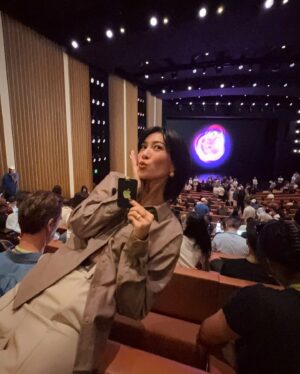 Molly Chiang Instagram - This is my third time attending an Apple event. Even though I‘ve been here three times, I still feel excited every time. Each year, I am as thrilled as I was the first time. Apple is not just a tech product for me; it symbolizes a lifestyle. My emotional connection to the brand reflects how some brands have evolved into cultural phenomena beyond mere commerce. 💜🤎🫶🏾🦄 Thank you @apple for having me 🙌🏾#Apple 
-
第三次來到蘋果發表會
雖說來了三次但真的每次心情都還是很激動
每一年也都還是像第一次那樣興奮
尤其進入Apple Park 那個氛圍好像進到迪士尼一樣🤣
所有員工都跟你開心打招呼揮手

如果你問我為什麼十幾年忠於Apple？
講直白就是我很吃Apple這一套吧😌
我就是很喜歡這個品牌呈現的氛圍
Apple對我來說已經不只是生活使用的一個科技產品
也是一種生活方式的象徵
就是對這個品牌有了很長時間情感上的連結

這次Apple發表會一口氣好多新品
光是顏色方面就讓人措手不及
其實還有很多我覺得很驚艷的功能
但更多細節就等過幾天好好拍成開箱影片
再跟大家好好分享
所以大家記得持續鎖定
JC出現了
但莉莉銷售員還在後頭等著登場😏

然後我快要被三位死會的男子笑死
這趟話題就是：
另一半跟誰、或什麼東西掉進海裡
你要先救誰？
然後慫恿大家送新手機🤣😂

最後發問時間！！！
看完發表會 我的分享
你們希望我iPhone 16 跟iPhone 16 Pro
之後幫大家開箱什麼顏色？
還有希望我耳機開箱什麼色？
請許願😜