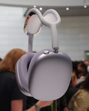 Molly Chiang Instagram - This is my third time attending an Apple event. Even though I‘ve been here three times, I still feel excited every time. Each year, I am as thrilled as I was the first time. Apple is not just a tech product for me; it symbolizes a lifestyle. My emotional connection to the brand reflects how some brands have evolved into cultural phenomena beyond mere commerce. 💜🤎🫶🏾🦄 Thank you @apple for having me 🙌🏾#Apple 
-
第三次來到蘋果發表會
雖說來了三次但真的每次心情都還是很激動
每一年也都還是像第一次那樣興奮
尤其進入Apple Park 那個氛圍好像進到迪士尼一樣🤣
所有員工都跟你開心打招呼揮手

如果你問我為什麼十幾年忠於Apple？
講直白就是我很吃Apple這一套吧😌
我就是很喜歡這個品牌呈現的氛圍
Apple對我來說已經不只是生活使用的一個科技產品
也是一種生活方式的象徵
就是對這個品牌有了很長時間情感上的連結

這次Apple發表會一口氣好多新品
光是顏色方面就讓人措手不及
其實還有很多我覺得很驚艷的功能
但更多細節就等過幾天好好拍成開箱影片
再跟大家好好分享
所以大家記得持續鎖定
JC出現了
但莉莉銷售員還在後頭等著登場😏

然後我快要被三位死會的男子笑死
這趟話題就是：
另一半跟誰、或什麼東西掉進海裡
你要先救誰？
然後慫恿大家送新手機🤣😂

最後發問時間！！！
看完發表會 我的分享
你們希望我iPhone 16 跟iPhone 16 Pro
之後幫大家開箱什麼顏色？
還有希望我耳機開箱什麼色？
請許願😜