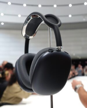 Molly Chiang Instagram - This is my third time attending an Apple event. Even though I‘ve been here three times, I still feel excited every time. Each year, I am as thrilled as I was the first time. Apple is not just a tech product for me; it symbolizes a lifestyle. My emotional connection to the brand reflects how some brands have evolved into cultural phenomena beyond mere commerce. 💜🤎🫶🏾🦄 Thank you @apple for having me 🙌🏾#Apple 
-
第三次來到蘋果發表會
雖說來了三次但真的每次心情都還是很激動
每一年也都還是像第一次那樣興奮
尤其進入Apple Park 那個氛圍好像進到迪士尼一樣🤣
所有員工都跟你開心打招呼揮手

如果你問我為什麼十幾年忠於Apple？
講直白就是我很吃Apple這一套吧😌
我就是很喜歡這個品牌呈現的氛圍
Apple對我來說已經不只是生活使用的一個科技產品
也是一種生活方式的象徵
就是對這個品牌有了很長時間情感上的連結

這次Apple發表會一口氣好多新品
光是顏色方面就讓人措手不及
其實還有很多我覺得很驚艷的功能
但更多細節就等過幾天好好拍成開箱影片
再跟大家好好分享
所以大家記得持續鎖定
JC出現了
但莉莉銷售員還在後頭等著登場😏

然後我快要被三位死會的男子笑死
這趟話題就是：
另一半跟誰、或什麼東西掉進海裡
你要先救誰？
然後慫恿大家送新手機🤣😂

最後發問時間！！！
看完發表會 我的分享
你們希望我iPhone 16 跟iPhone 16 Pro
之後幫大家開箱什麼顏色？
還有希望我耳機開箱什麼色？
請許願😜
