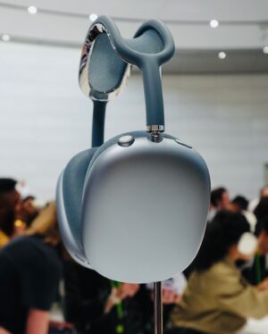 Molly Chiang Instagram - This is my third time attending an Apple event. Even though I‘ve been here three times, I still feel excited every time. Each year, I am as thrilled as I was the first time. Apple is not just a tech product for me; it symbolizes a lifestyle. My emotional connection to the brand reflects how some brands have evolved into cultural phenomena beyond mere commerce. 💜🤎🫶🏾🦄 Thank you @apple for having me 🙌🏾#Apple 
-
第三次來到蘋果發表會
雖說來了三次但真的每次心情都還是很激動
每一年也都還是像第一次那樣興奮
尤其進入Apple Park 那個氛圍好像進到迪士尼一樣🤣
所有員工都跟你開心打招呼揮手

如果你問我為什麼十幾年忠於Apple？
講直白就是我很吃Apple這一套吧😌
我就是很喜歡這個品牌呈現的氛圍
Apple對我來說已經不只是生活使用的一個科技產品
也是一種生活方式的象徵
就是對這個品牌有了很長時間情感上的連結

這次Apple發表會一口氣好多新品
光是顏色方面就讓人措手不及
其實還有很多我覺得很驚艷的功能
但更多細節就等過幾天好好拍成開箱影片
再跟大家好好分享
所以大家記得持續鎖定
JC出現了
但莉莉銷售員還在後頭等著登場😏

然後我快要被三位死會的男子笑死
這趟話題就是：
另一半跟誰、或什麼東西掉進海裡
你要先救誰？
然後慫恿大家送新手機🤣😂

最後發問時間！！！
看完發表會 我的分享
你們希望我iPhone 16 跟iPhone 16 Pro
之後幫大家開箱什麼顏色？
還有希望我耳機開箱什麼色？
請許願😜