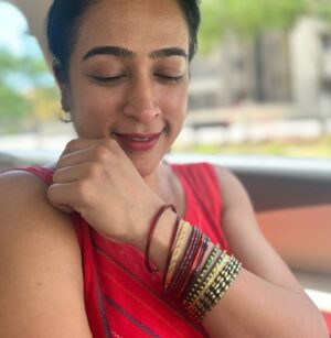 Mona Kakade Instagram - Gold is worn on the left hand,
To bring fame,fortune,happiness &all good things in your life .
I love green and red glass bangles,
Hence, I try and wear it when ever I can 😇

#monabedre 
#actor 
#post 
#picoftheday 
#photooftheday 
#instagood 
#wisdom