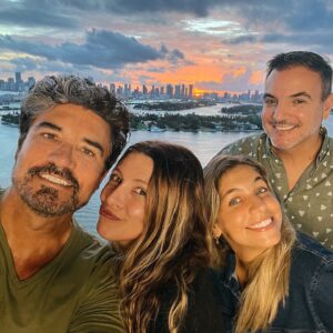 Mónica Ayos Instagram - Nada me gusta mas que reír con ganas... por eso agradezco seguir divirtiéndome en cada nuevo camino mediante espacios que nos hagan felices  como niños, sin perder la capacidad de asombro . 
Es hermoso cuando la vida te cruza con gente en esa misma frecuencia y podemos jugar.. 
Ayer lanzamos  @circobeach_ok (en YouTube #circobeach )un canal streaming desde CEROOO💪🏻eso nos vuelve gente valiente y con mucha confianza no?🤪🎙️ Animarse es la que va, y nosotros ya rompimos el hielo, mas adelante romperemos moldes y luego records. (Para romper los 🥚🥚 está el pibe de la última foto que también participa. Corran a descubrirlo)🤪
🎙️🌴Avantiiii @dieripoll @maitepenio @diegooliveraok 
👉🏻Gracias #InfobaeMiami por ese lujo de estudio para estos primeros pasos 👑🙏🏻
Gracias @opymorales por cada detalle🙏🏻♥️

🎵🎶Elegí este temazo porque acabo de descubrir que su interprete (una estrella de siempre con una voz única ) me sigueeee 🙏🏻🎙️🌴🙌🏻 ❤️👑👉🏻 @therealtaylordayne 👈🏻Reina absoluta que marcó mi pre.adolescencia, veranos de amores y desamores... 
La vida debería medirse en canciones...
Que honor Taylor de mi ♥️! 🙏🏻🙌🏻🫶🏻🎶🎶