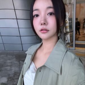 Moon Ji-in Instagram - 패션위크 때는 색조화장 도 할 수 있습니다!!!
메컵 @aluu_jieun
헤어 @hello_aluu_crystal
#패션위크
#rerhee @rerhee_official 
마지막사진 @kimkilee02