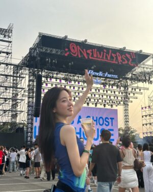 Moon Joo-yeon Instagram - #AD 
페스티벌과 잘 어울리는 달콤한 과일의 풍미와 바닐라피니쉬로마무리되는 풍부한향의 블렌디드스카치위스키 조니워커블론드🥂
시원한 조니워커블론드하이볼과 함께한 너무 즐겁고 마음이 시원했던 원유니버스페스티벌🌿
그리고 세이렌이 존재했다면 이런 아름다운 목소리였을것같은 타일라언니가 전부 찢어버린무대…🩵🧜‍♀️
조니워커와 타일라언니덕분에 오랜만에 페스티벌다운 페스티벌이었다~✨
.
Johnnie walker bolnde with oneuniverse festival
Love you tyla…!I felt like she was a siren mermaid…! Her voice is beautiful. Beautiful siren Tyla🧜‍♀️🩵💫
.
Please Drink Responsibly!
#조니워커 #조니워커블론드 #johnniewalkerkorea