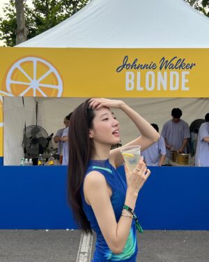 Moon Joo-yeon Instagram - #AD 
페스티벌과 잘 어울리는 달콤한 과일의 풍미와 바닐라피니쉬로마무리되는 풍부한향의 블렌디드스카치위스키 조니워커블론드🥂
시원한 조니워커블론드하이볼과 함께한 너무 즐겁고 마음이 시원했던 원유니버스페스티벌🌿
그리고 세이렌이 존재했다면 이런 아름다운 목소리였을것같은 타일라언니가 전부 찢어버린무대…🩵🧜‍♀️
조니워커와 타일라언니덕분에 오랜만에 페스티벌다운 페스티벌이었다~✨
.
Johnnie walker bolnde with oneuniverse festival
Love you tyla…!I felt like she was a siren mermaid…! Her voice is beautiful. Beautiful siren Tyla🧜‍♀️🩵💫
.
Please Drink Responsibly!
#조니워커 #조니워커블론드 #johnniewalkerkorea