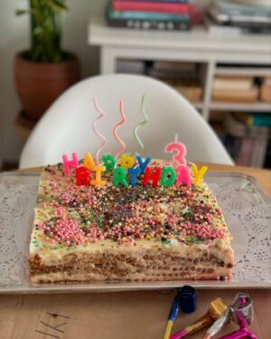 Müjgân Ferhan Şensoy Instagram - İyi ki doğdun güzel kızımız! 3 senedir her güne seninle uyanmak kadar güzel bir şey olamaz, varlığınla her an dünyamızı güzelleştiriyorsun! Seni çok seviyorum!
🌸💓🧿🎈 #peraöget 

evlilik yıldönümümüz kutlu olsun! @cemoget 🙃❤️

kızımın pastası da anneannesinden @deryabaykal 🙏🏻💓