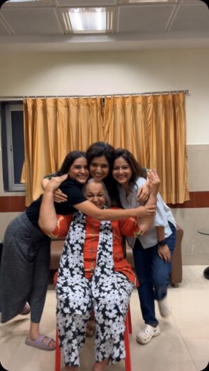 Mukta Barve Instagram - Happy Independence Day 🇮🇳

My always enthu Charchaughi @muktabarve @rohinihattangady @parnapeace @kadambarik13 grooving on Aasa Kooda ❤️❤️❤️❤️